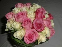 Bruidsboeket witte en roze rozen bovenaanzicht